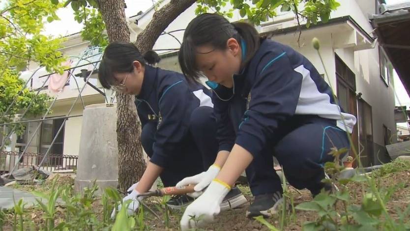 为了在社区服务，日本学校的成人“高中生”
