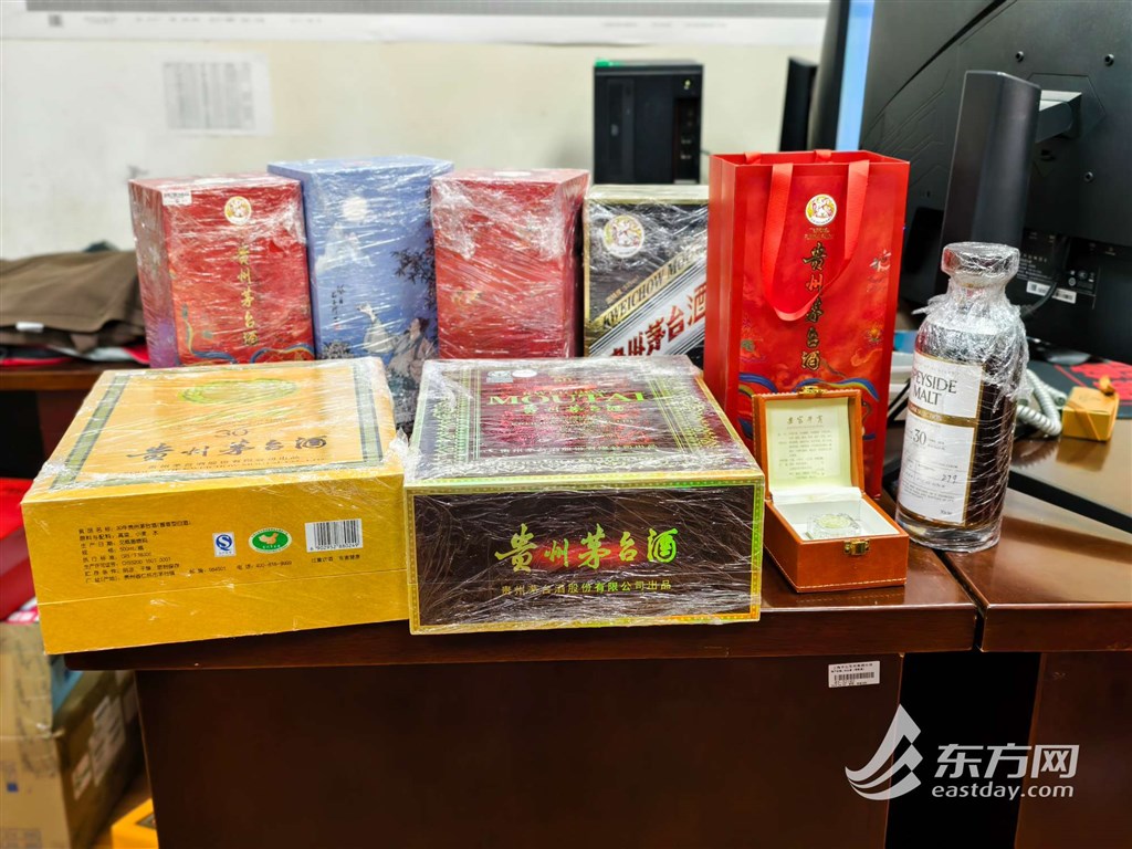 图为民警查获的部分高档酒、珍稀药材等物品(蔡黄浩/摄)