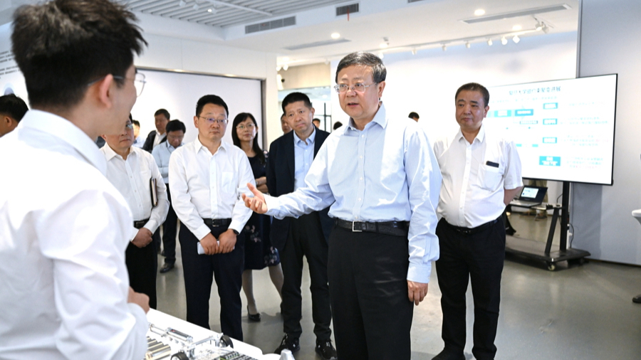 领导并成为加深教育，科学和技术人才共同发展