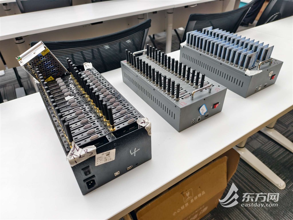 图为警方在发布会现场展示部分“猫池”设备(蔡黄浩/摄)