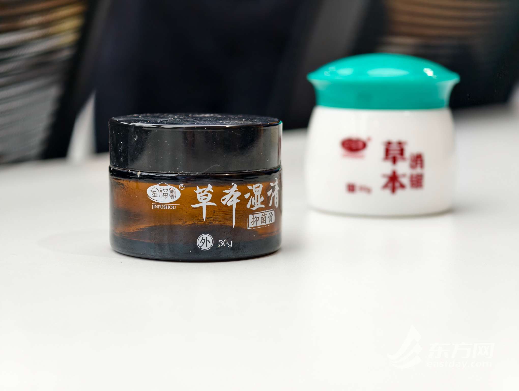 图为民警在发布会现场展示部分涉事药膏(蔡黄浩/摄)