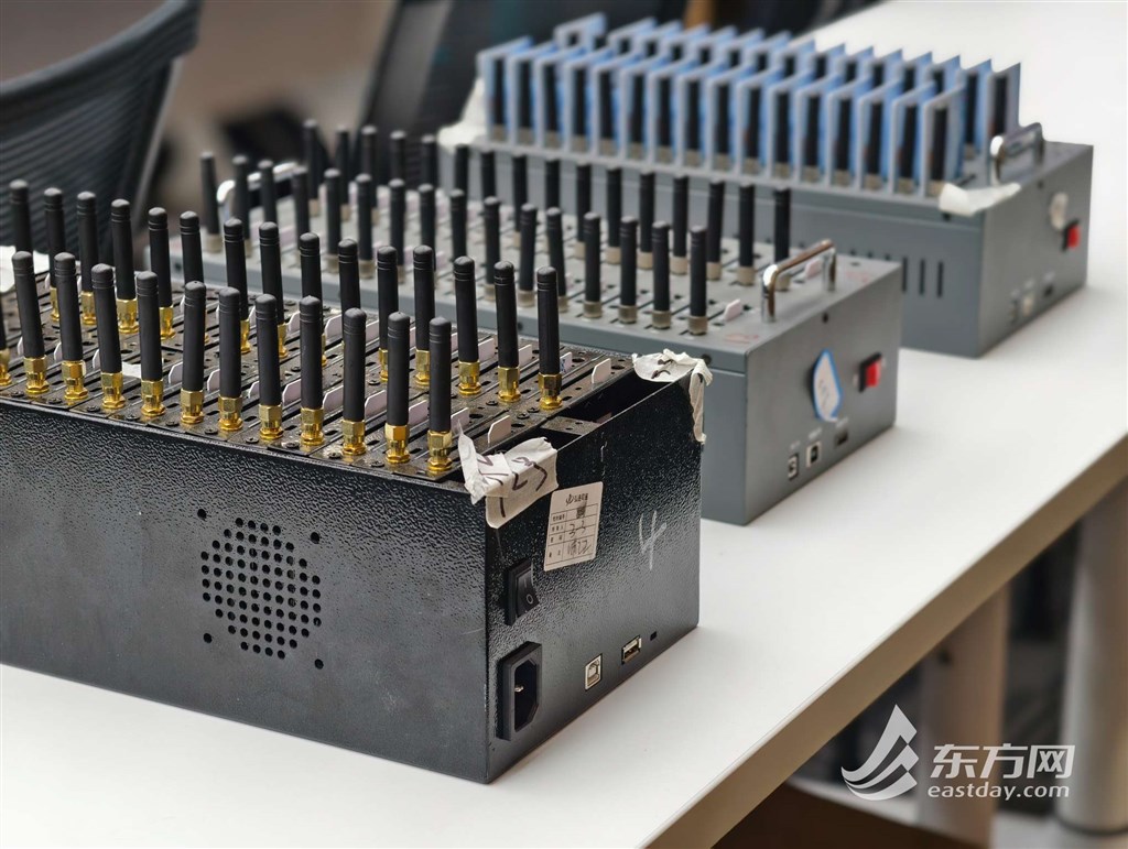 图为警方在发布会现场展示部分“猫池”设备(蔡黄浩/摄)