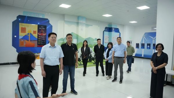 市政教育委员会上海访问了新疆援助的小型教师