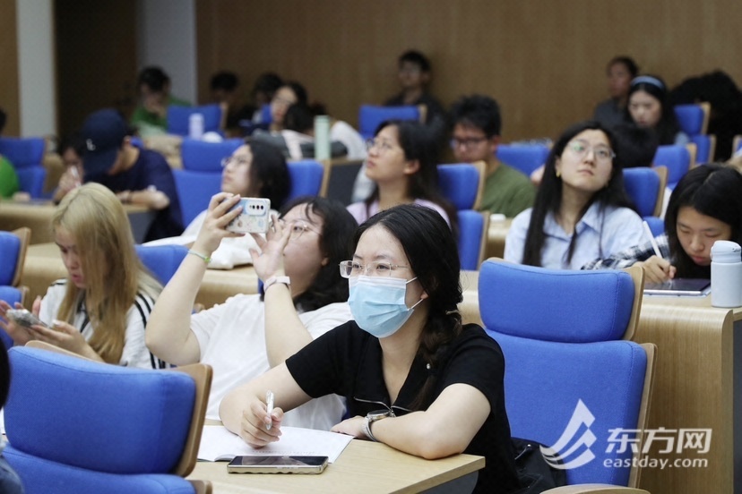 图片说明:学生认真聆听政策宣讲并做笔记