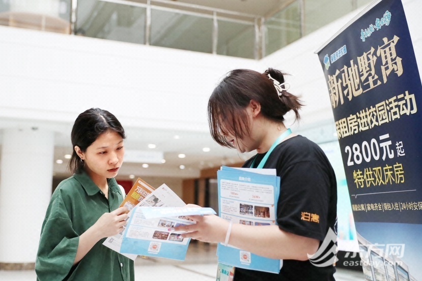 图片说明:学生在供需对接会上了解详情