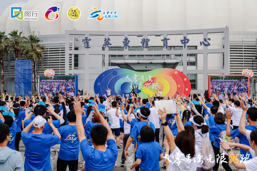 如今，商人的近3,000名大学教师，学生和年轻人奔
