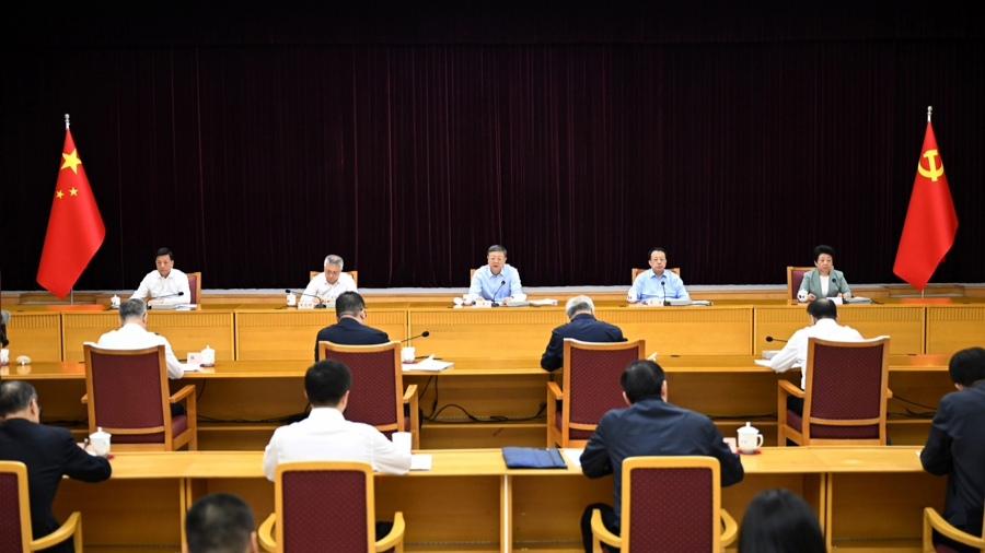 市政委员会委员会在全面实施中央八法规的精神