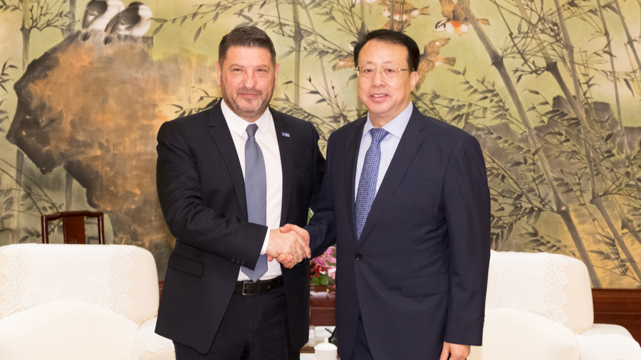 上海市长正在与希腊阿提卡州长会面。这两个领