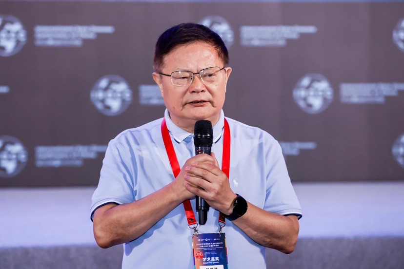 图说:胡学强教授现场发言