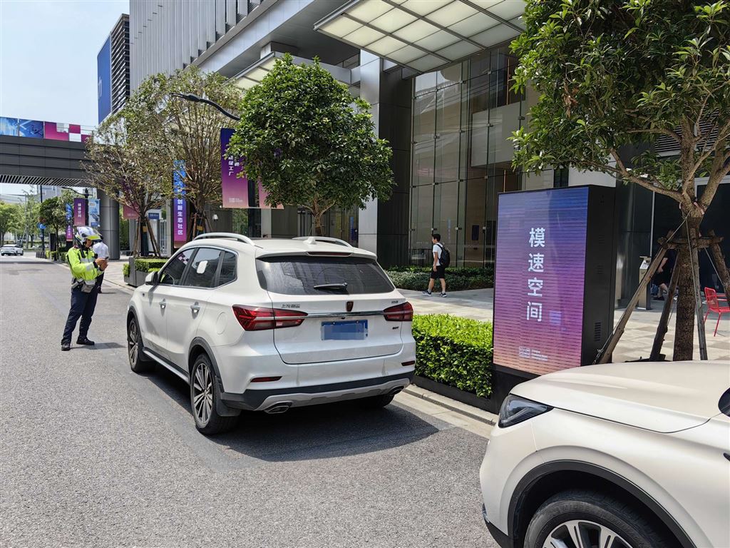 图为交警在临时停车带疏通交通