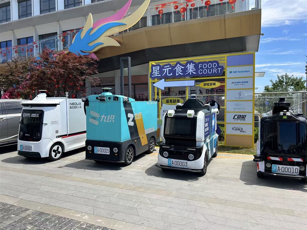 图为多款无人驾驶装备已有悬挂测试号牌