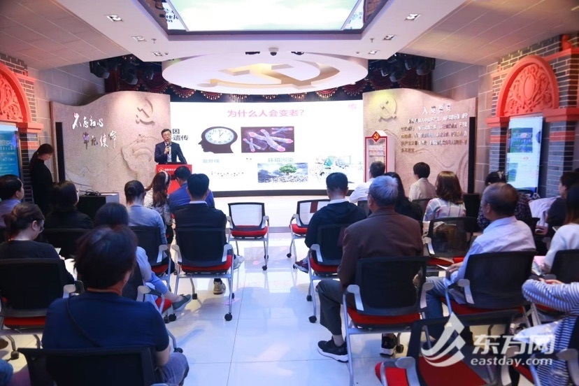 保志军院长现场以《人工智能与老年医学》为题开展科普讲座