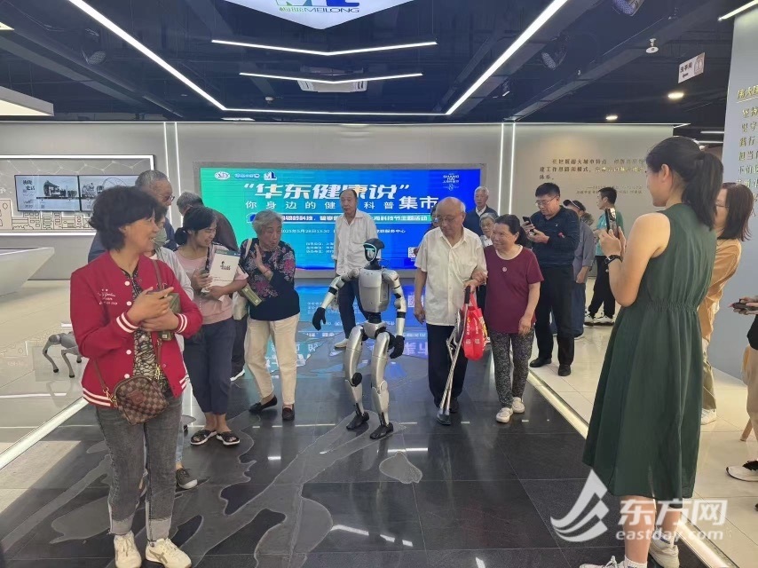 活动现场展示机器人互动、智能居家陪伴、无人机使用等创新应用