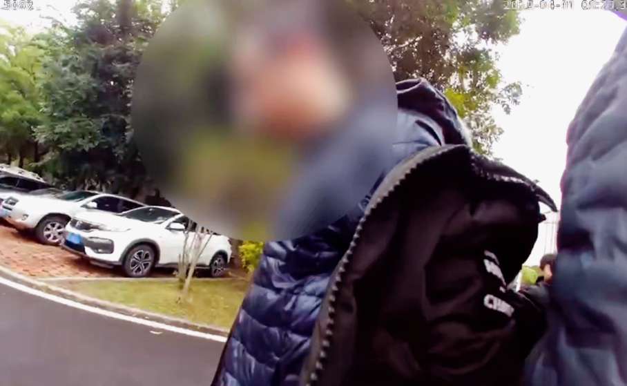 图为警方抓获嫌疑人