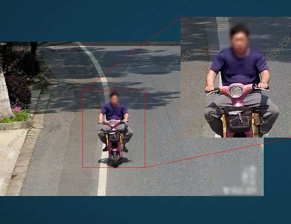 图为艾先生多次被公共视频记录到未佩戴安全头盔骑行电动自行车(浦东警方供图,下同)