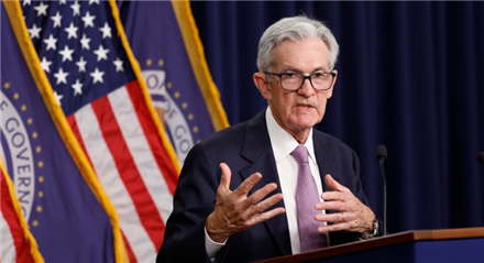 美联储主席鲍威尔（Powell）正在与美国特朗普总