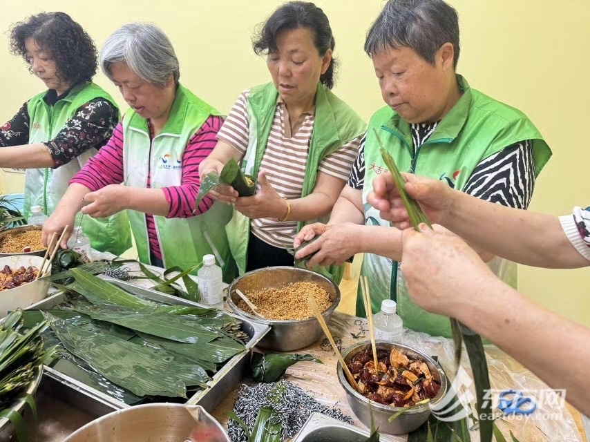 社区社区中心充满了香水，居民聚集在一起分享