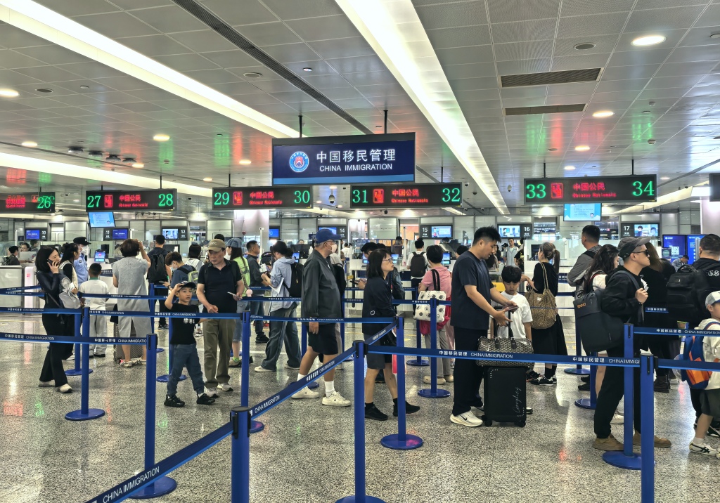 龙船节日假期与儿童节相遇，前往上海港口的乘