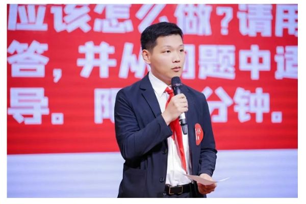 恭喜！这个在洪齐亚镇的年轻人赢得了全国卓越！
