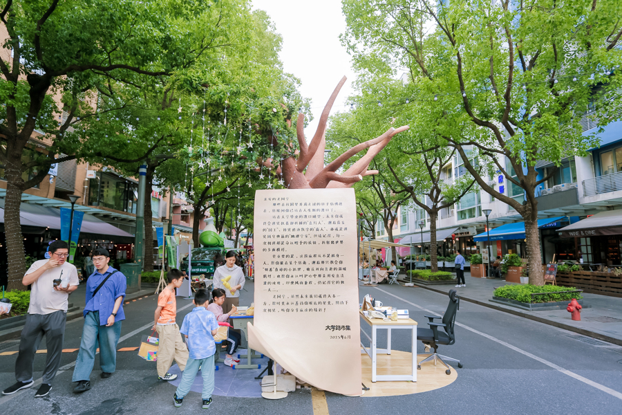 大学路有限时间的行人街：1.51亿元人民币的年度销售，周末的高峰乘客流量为