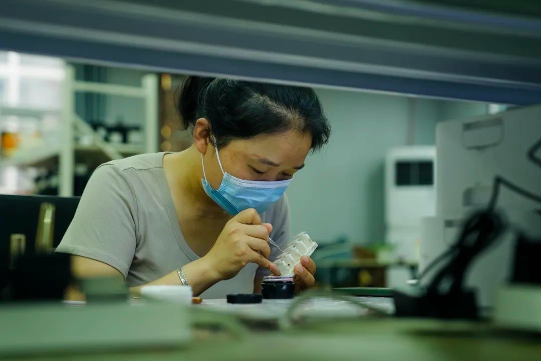 拼多多助力东海穿戴甲打开销路后,解决了一批宝妈的就业增收问题。