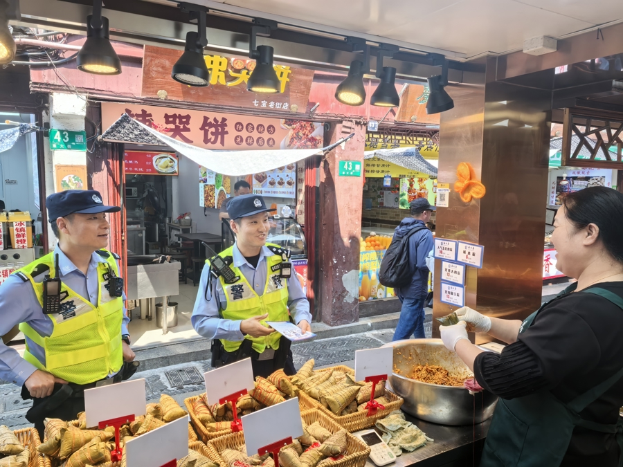 为了陪同龙船节假期，警察无人机在这里打电话