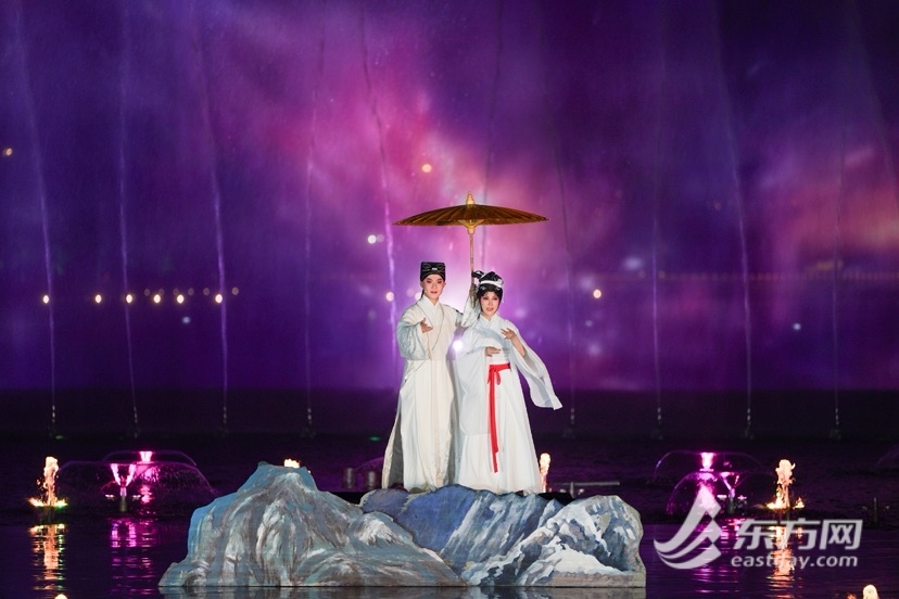白蛇与许仙的爱情故事还能怎么讲?经典戏曲亮相水幕