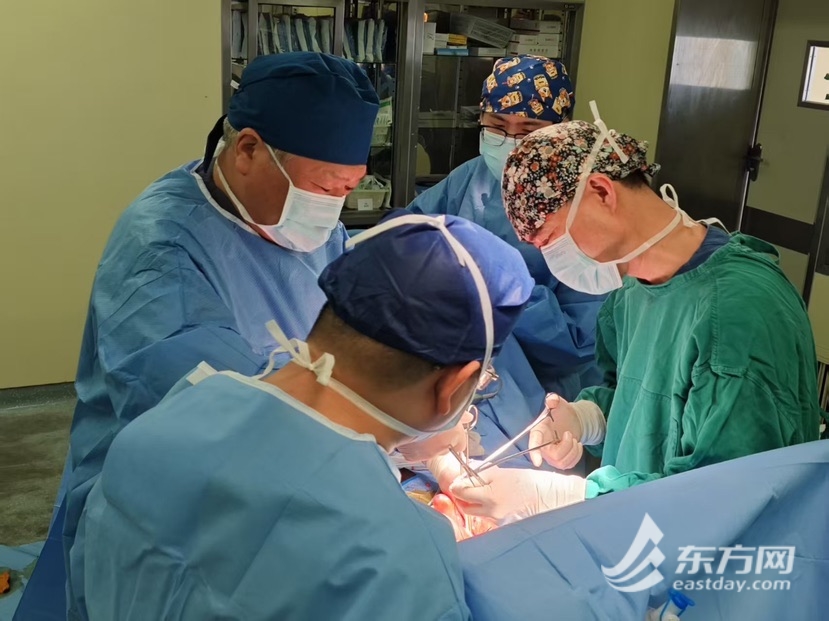 一名九十年的患者是一名退伍军人，以打击对美国的入侵并协助韩国。上海多学