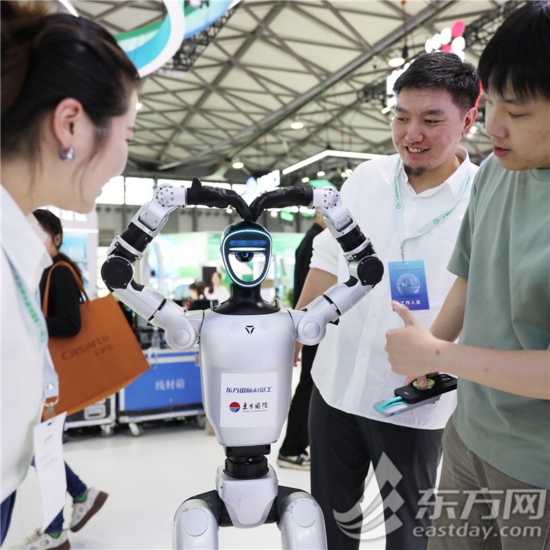 东方国际AI员工为大家“比心”
