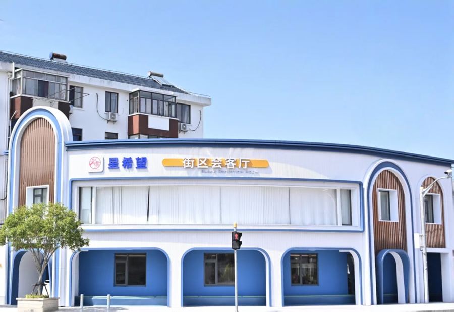 古斯坦的受欢迎的咖啡馆对郊区开放，每个杯子均可用3元来残疾