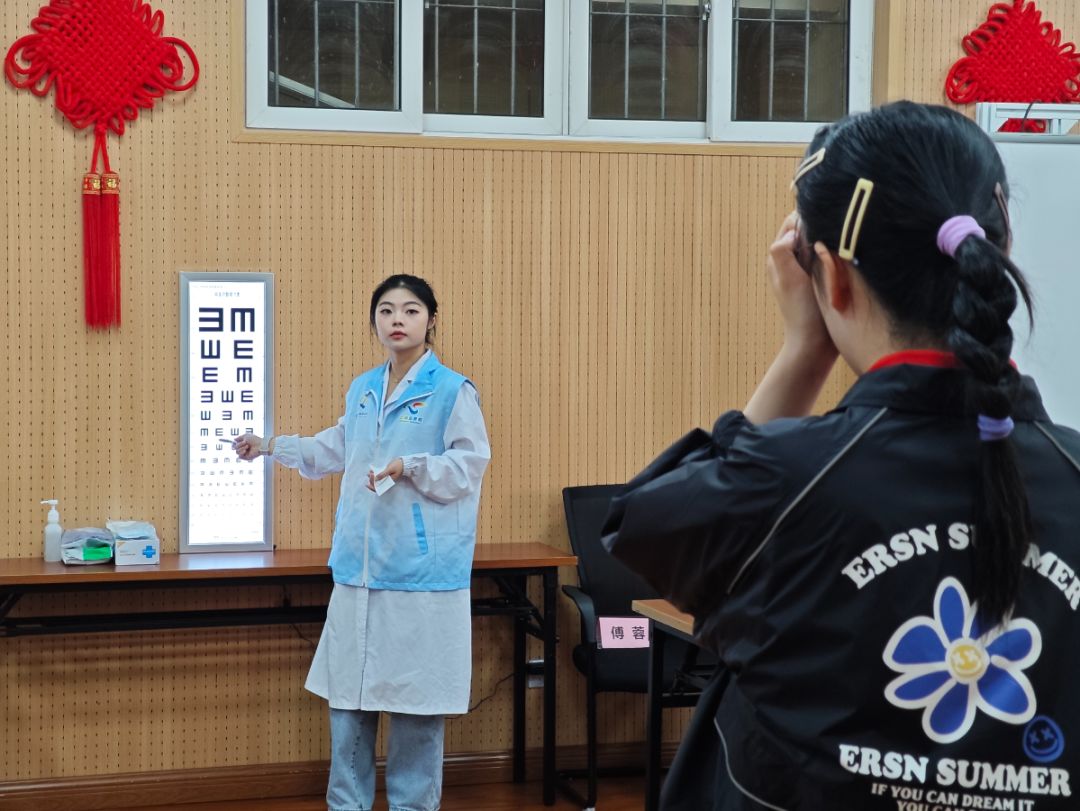 热量连接了手并保护微笑！ Putuo医学院共同为特