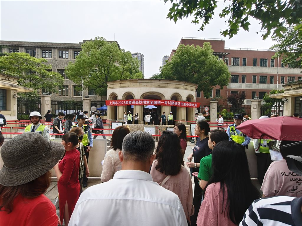 图为静安分局静安寺派出所民警在上海市市西中学考点开展护考工作