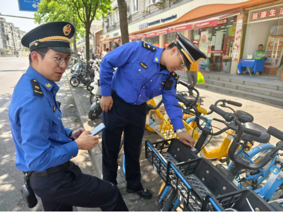 非法的小型广告正在带有共享自行车？上海Xuhu