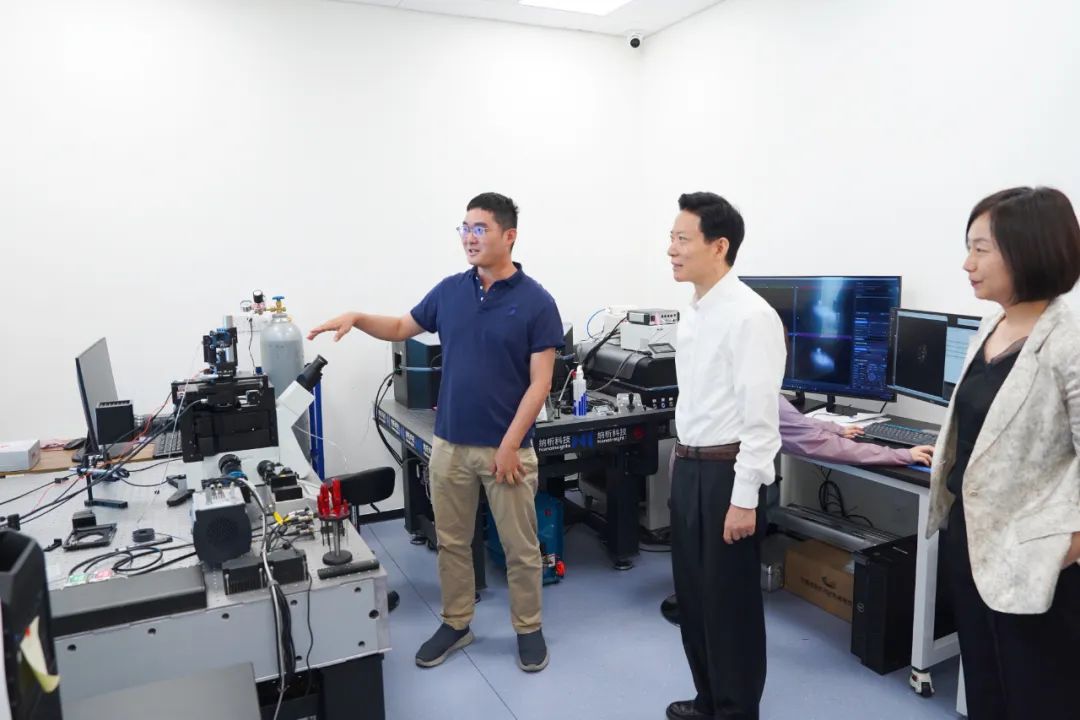 地区领导人正在调查成人的“达零湾”科学和技