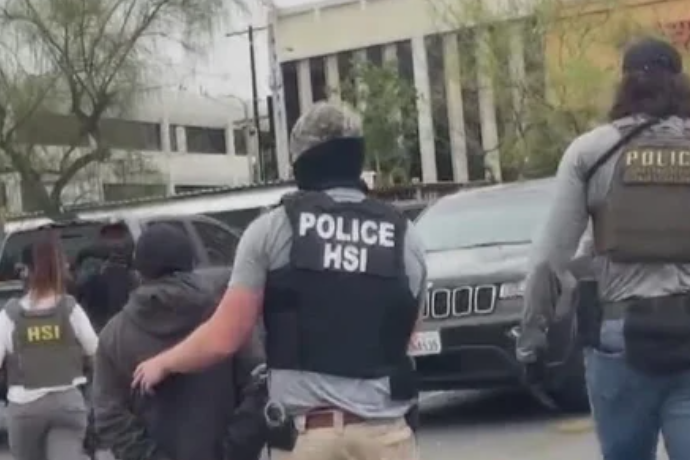 美国已大规模逮捕了非法移民，导致冲突。洛杉