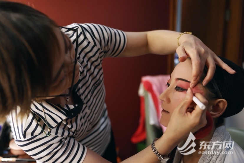 赵文英在脸上贴上胶布上妆