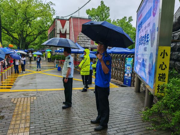 护送大学入学评论“雨”