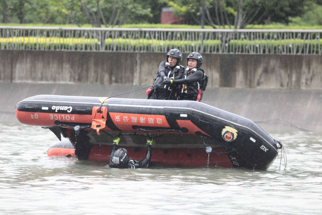 图为无动力翻舟自救科目演练(上海警方供图,下同)
