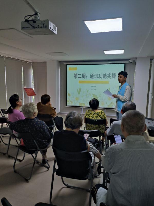 “聪明”的距离为零距离。 “银色教室”在人们