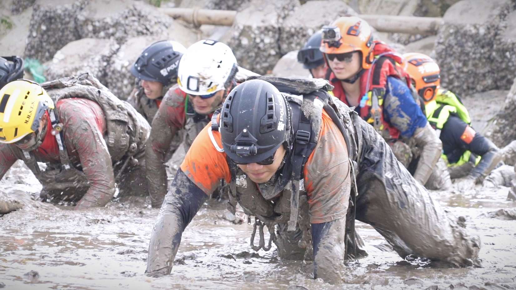 图为浅滩救援科目演练