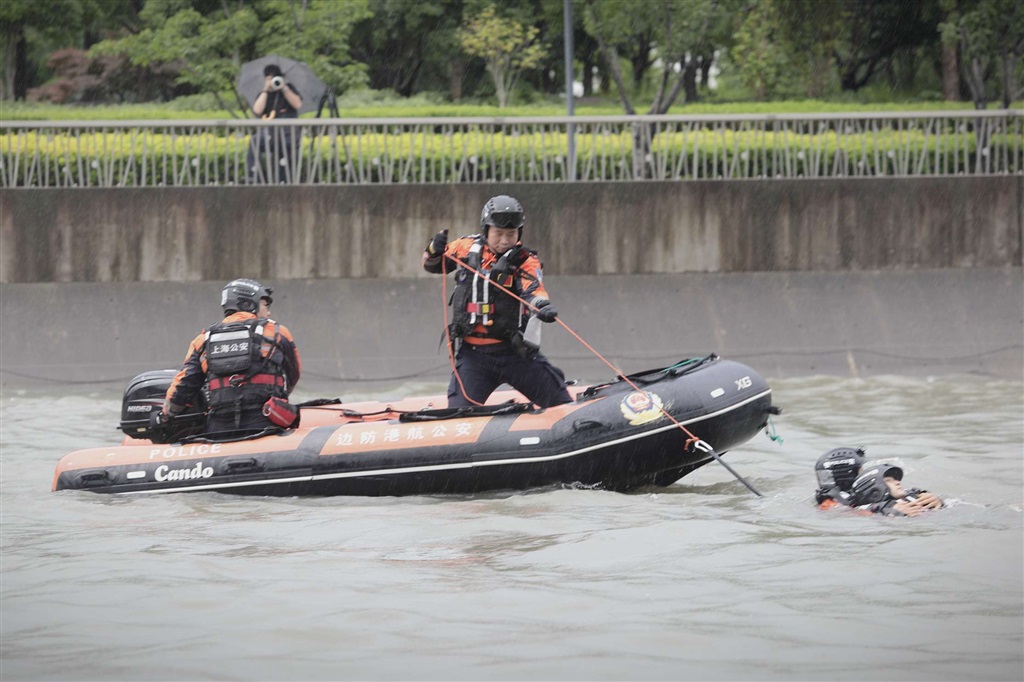 图为活饵救援科目演练