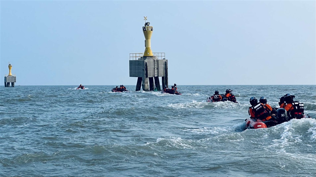 图为在奉贤金汇海湾水域开展充气式救援艇驾驶科目演练