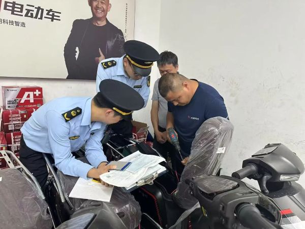 0612_084058524_892.jpg 严查拼改装!区市场监管局开展电动自行车专项整治夜间执法.jpg