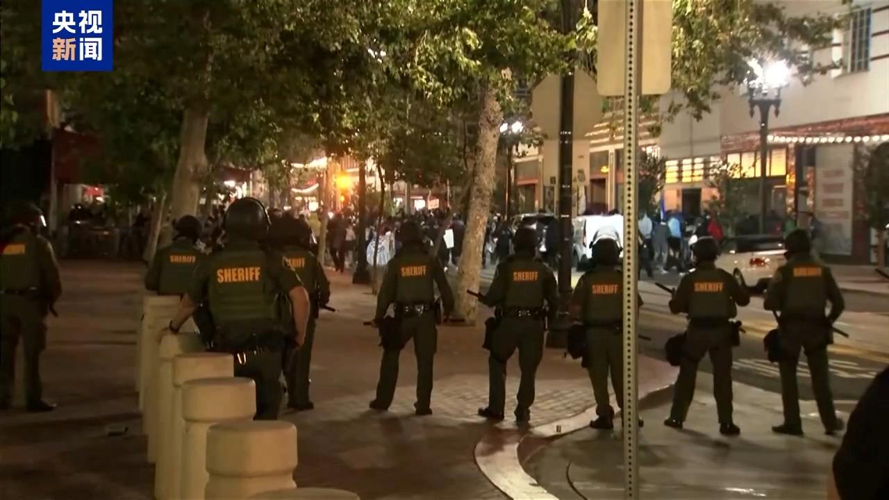 10日晚上，有225人在美国洛杉矶镇被捕