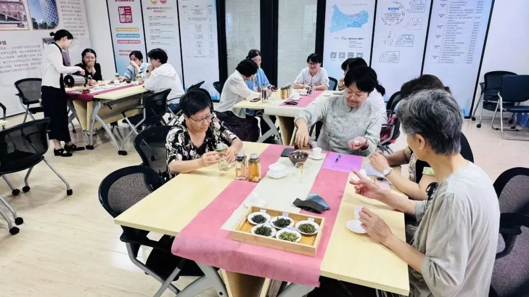 有20多名少数族裔代表聚集在Zhouqiao和法律宣传活动中：“这款手榴弹很热