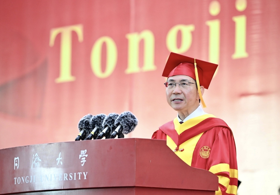在任职的第二天，汤吉大学校长杨金隆与毕业生