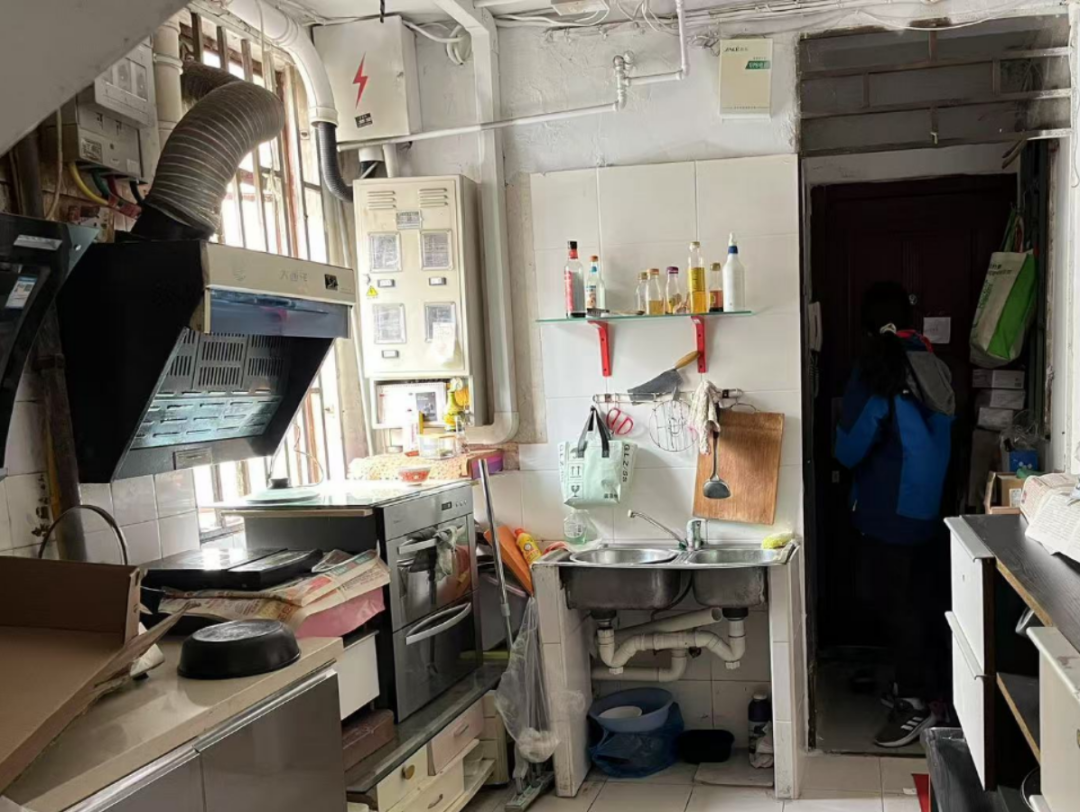 楼道公共走道已变成居民厨房间.jpg