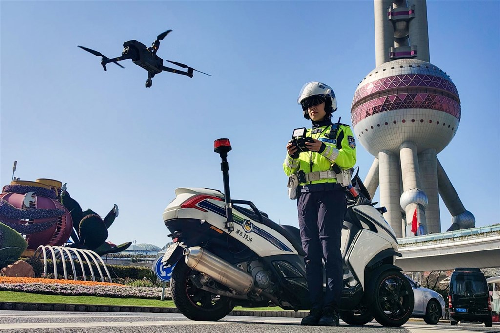 图为浦东公安分局交警支队一大队东方明珠女警中队民警准备使用警用无人机进行空中巡查