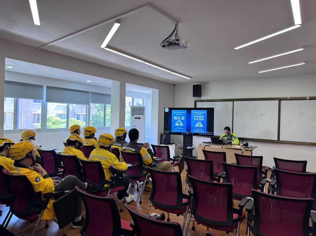 图为浦东公安分局交警支队一大队东方明珠女警中队民警给外卖骑手进行安全宣讲