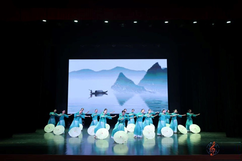 银色风格的发型